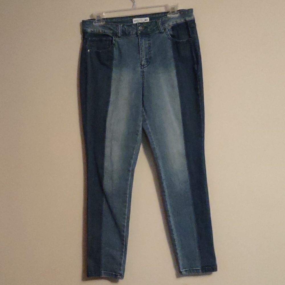 Artisan NY‎ Women's size 8 Light wash Dark Wash Crop Denim Jeans